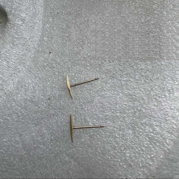 🚫SOLD🚫Mejuri Bar Studs Pair 14k Solid Gold (One back missing) - Picture 9 of 9